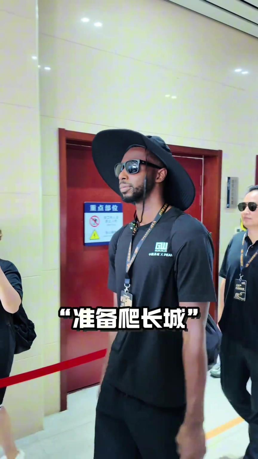 不到长城非好汉，嘴哥打卡八达岭长城！把嘴哥都晒黑了