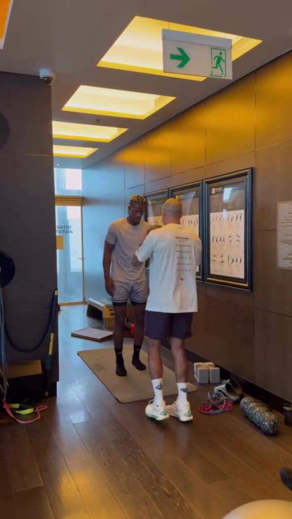 这就是NBA球员吗？巴特勒中国行期间不忘每天在酒店健身