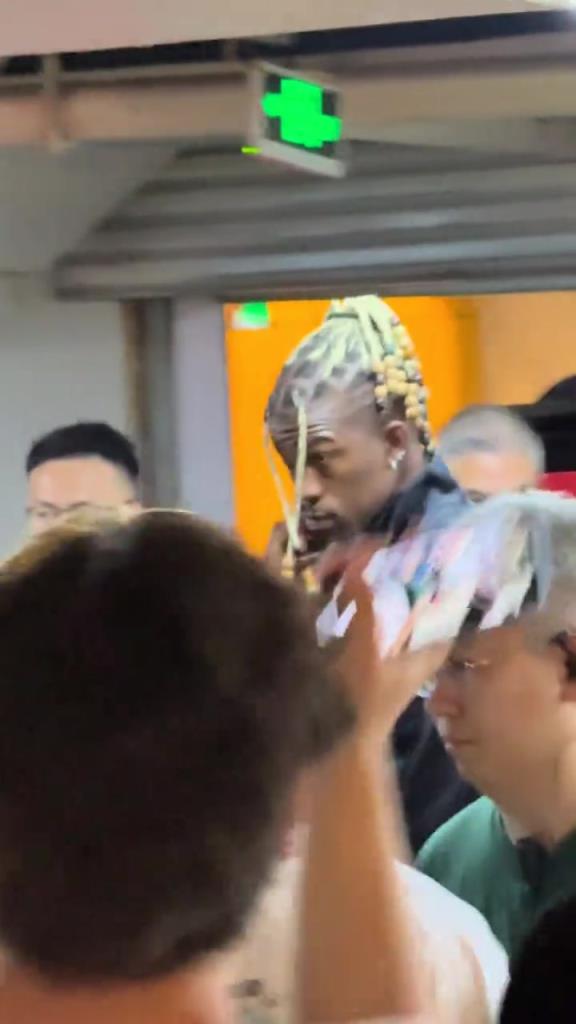 这票价血赚！网友观看成龙新电影首映礼没想到偶遇巴特勒