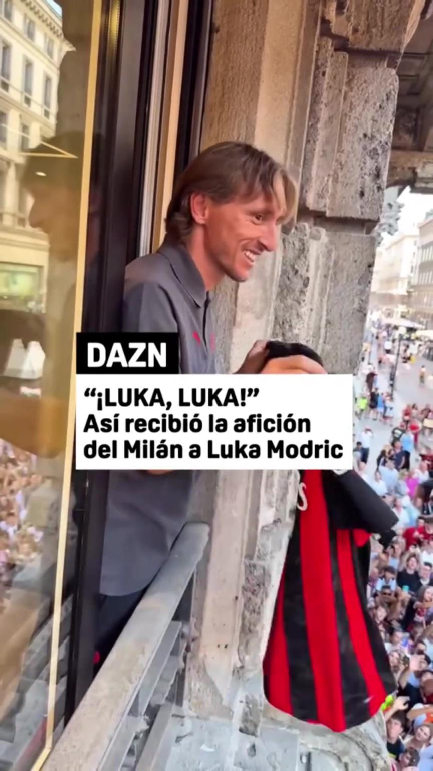 莫德里奇米兰旗舰店展示球衣！球迷高呼Luka！Luka！Luka！