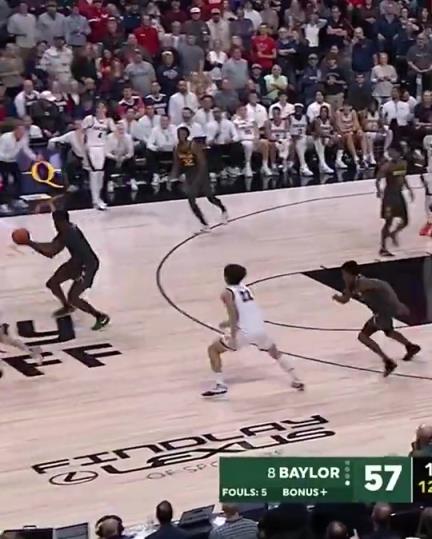 实在太羞辱了！NCAA赛场此前上演残暴骑人死亡隔扣