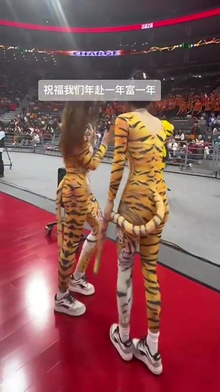 广东啦啦队两只美女“小老虎”，建议其他球队也学习一下