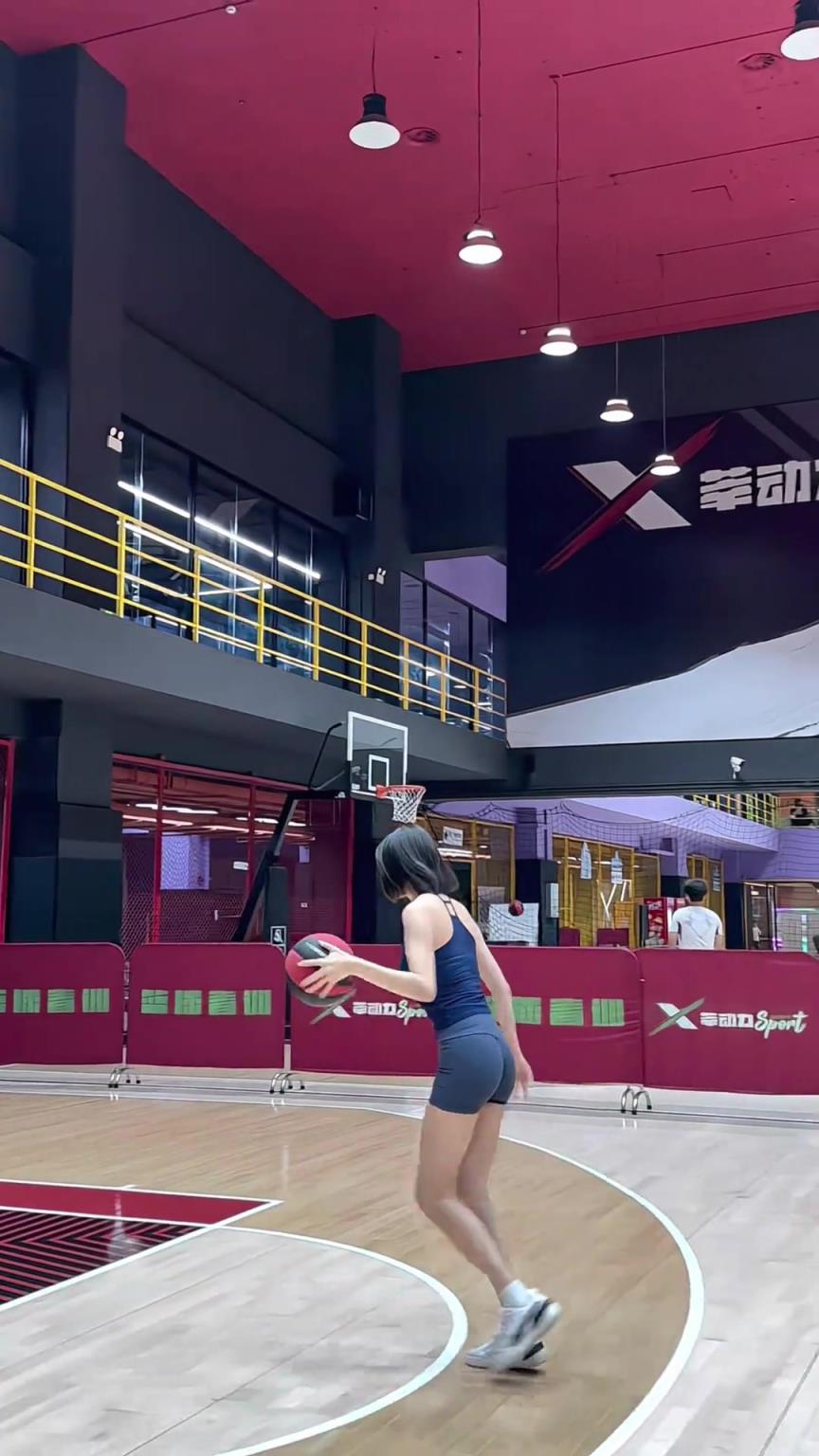 虽然但是，这三步上篮在女生里应该算标准的吧
