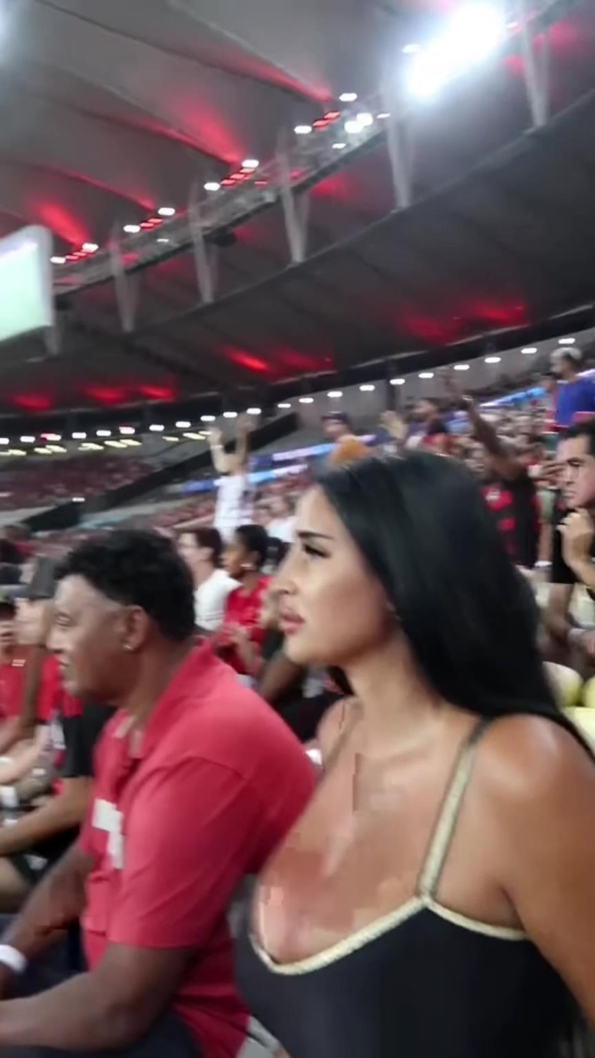 WTF！国外美女球迷现场看比赛时情绪特别激动，休怪我打码了！