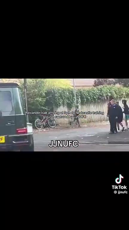 人人喊打！伊萨克开车被纽卡球迷追着骂：老鼠，滚出这里！