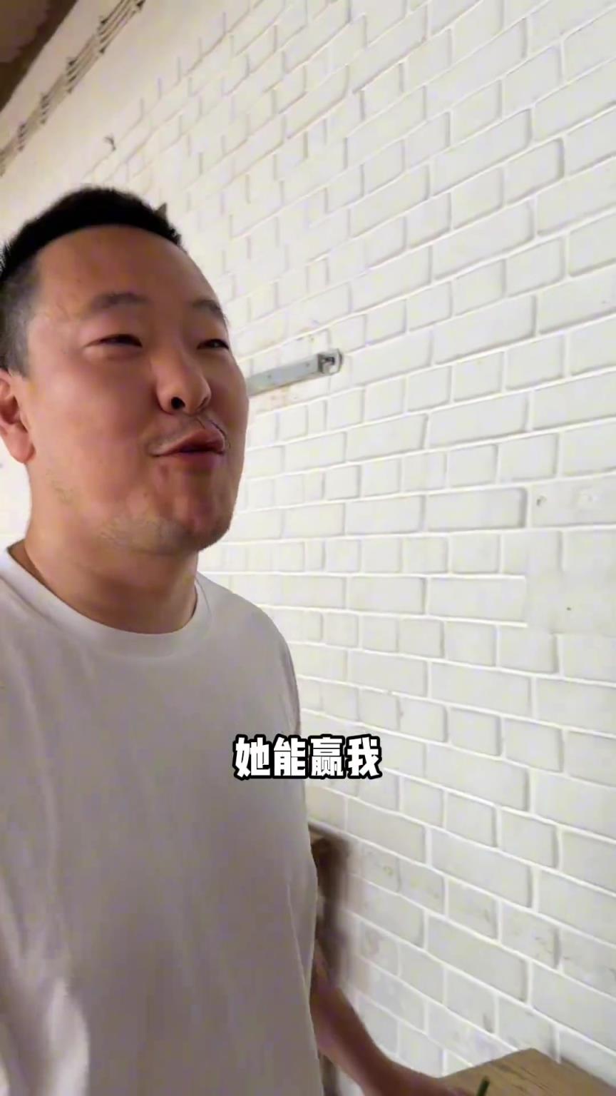 网友偶遇球风完全男子化的NCAA D1女球员！欲跟她单挑！