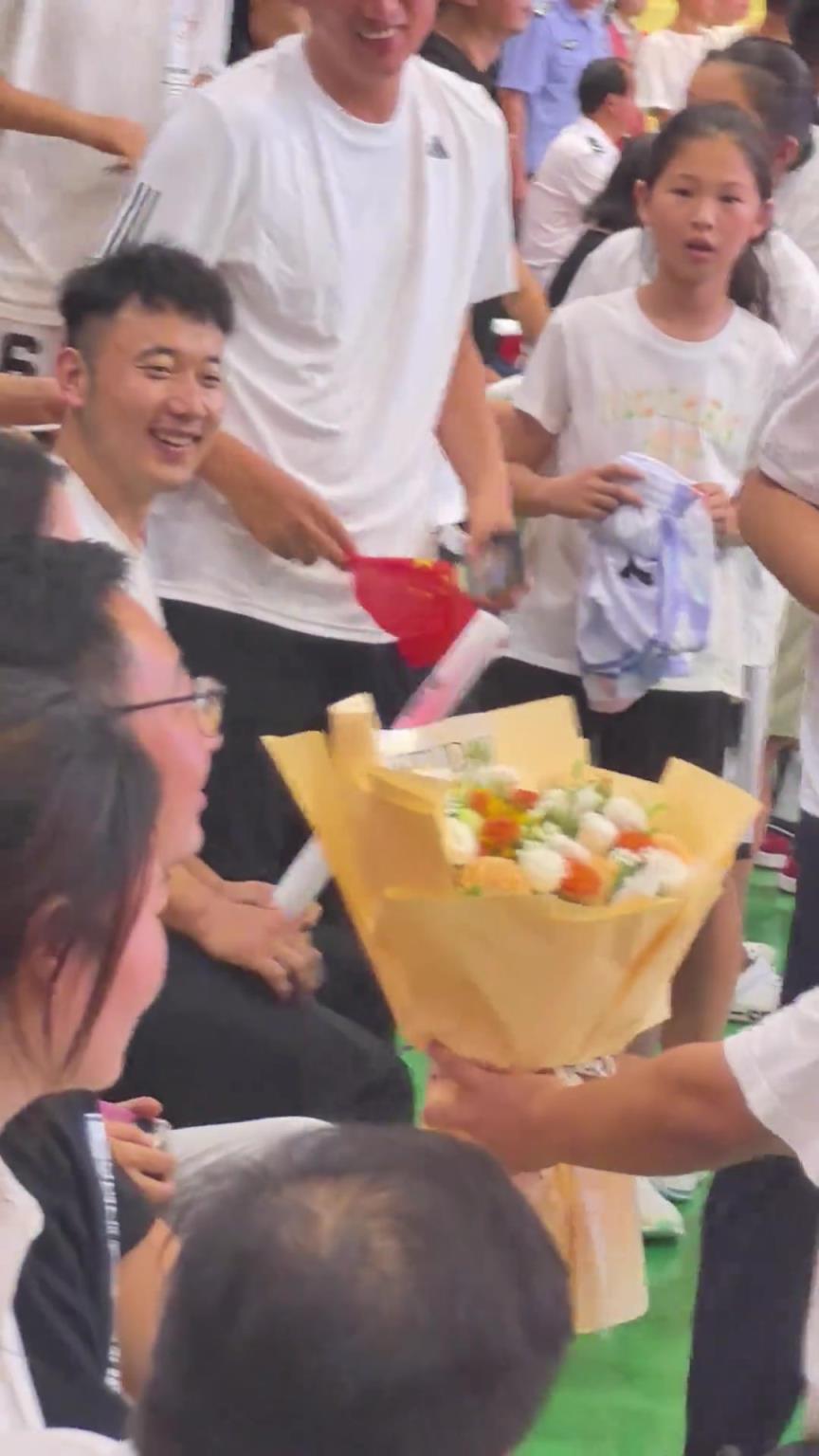 太尴尬了！村BA求爱失败直接成小丑了