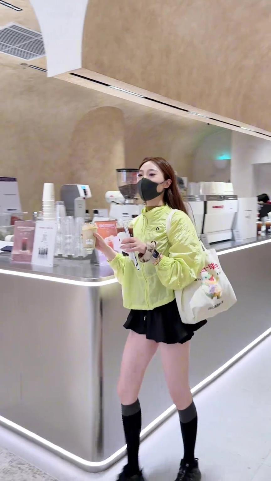 这该死的甜美苏超美女都这么好看啊，这么热的天还穿高筒袜~