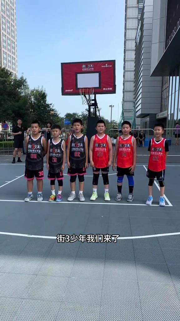 街3少年篮球公开赛青岛站U10年龄组比赛在青岛集地广场开赛! 街3少年篮球公开赛青岛站U10年龄组比赛在青岛集地广场开赛!