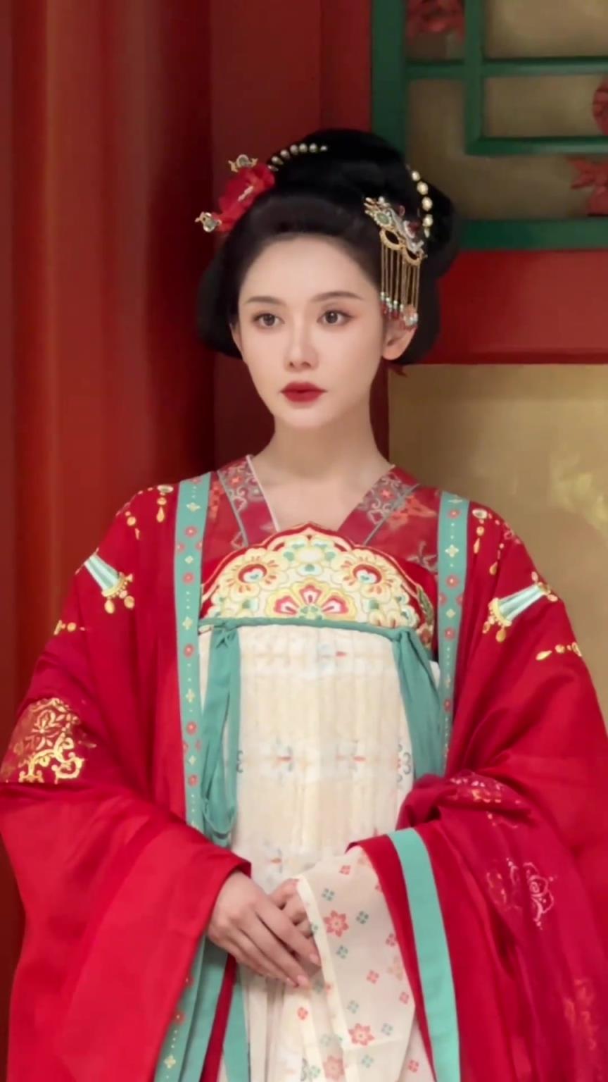 哇塞，好惊艳啊！美娜这身古装你们觉得如何？