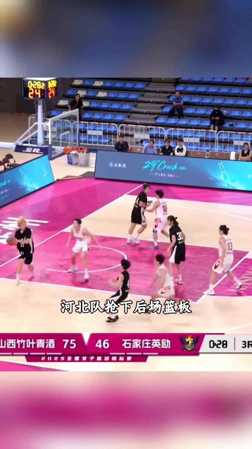 脑子短路了？河北女篮一球员接球后竟投向自家篮筐，看懵球迷