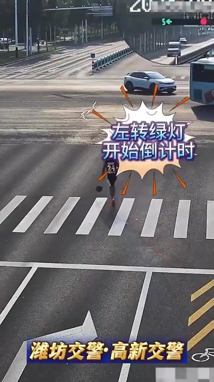 脑子有大病？一小伙跑到大马路上去练运球，结果被车撞飞
